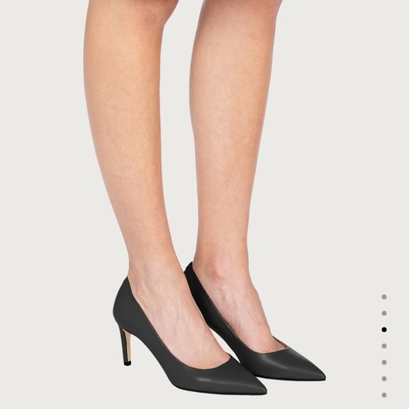 Salvatore Ferragamo Pointed Toe Classic Low Pumps - Picture 5 of 11